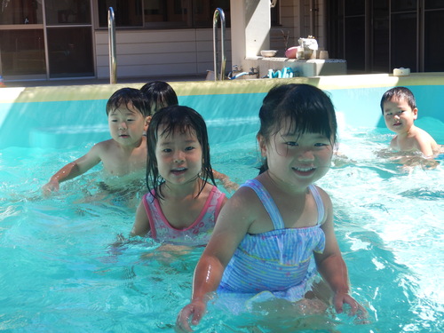 プール遊び (2)