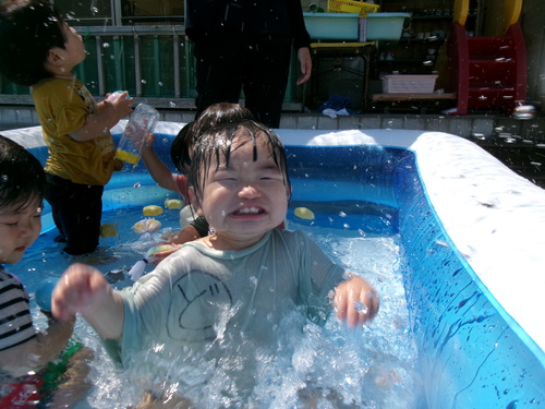 水しぶきを上げている