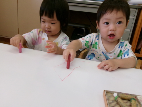 お絵描きをしている