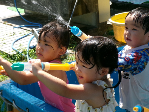 水鉄砲で遊ぶ