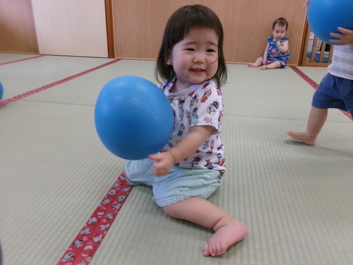 ボールで遊んでいる