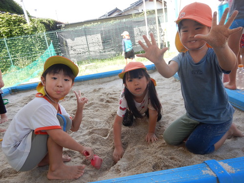 泥んこ遊びをする子ども３