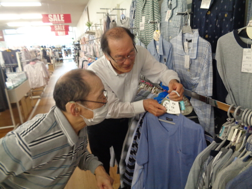 買い物されるTさん3