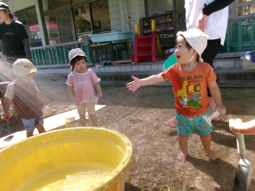 どろんこ遊びの様子 (1)