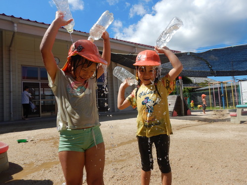 水をかけ合う子どもたち