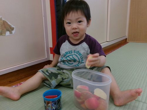 おままごとで遊んでいる