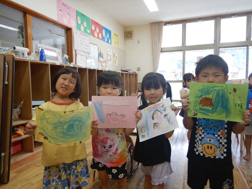 描いた絵を見せてくれる子どもたち２