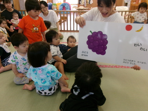 大型絵本を見ている