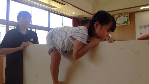 戸板登りをする子ども２