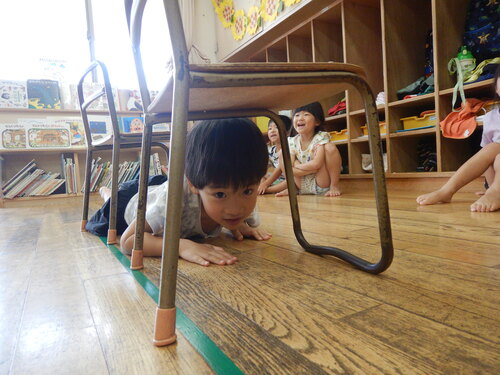 椅子くぐりをする子ども３