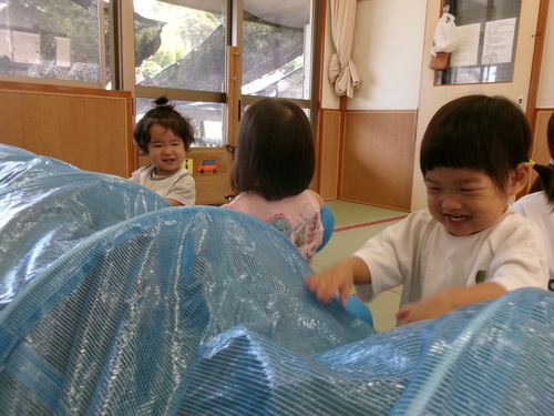 トンネルで遊んでいる