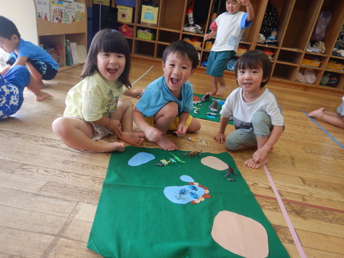 恐竜のおもちゃで遊ぶ様子