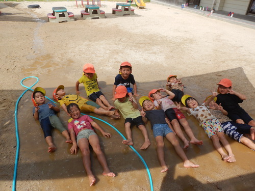 水たまりにダイブする子どもたち