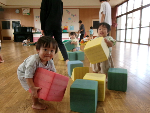 遊戯室で遊んでいる様子 (3)