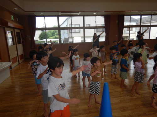 体操を踊る子どもたち３