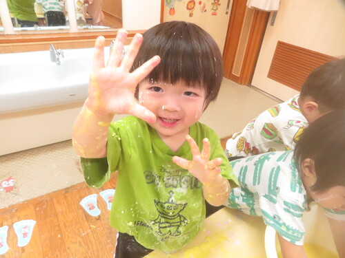 片栗粉粘土で遊ぶ様子