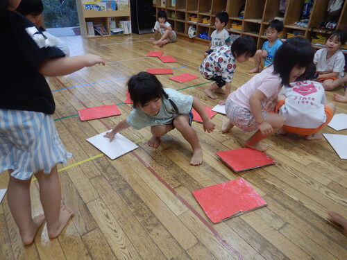 カードめくりをする子ども (1)