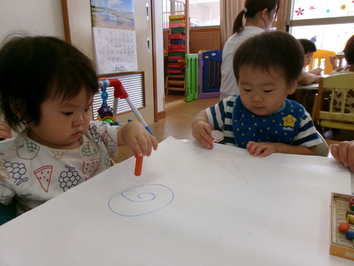 お絵描きの様子 (1)