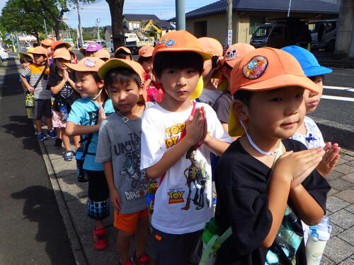 ハガキを投函する様子５