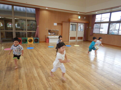 かけっこをする子ども (1)