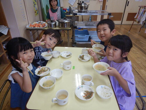 給食を食べている子ども４