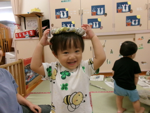 新聞紙遊びの様子 (4)