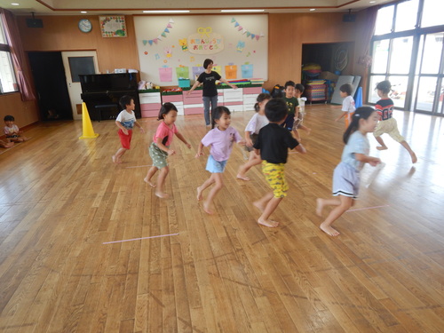 しっぽ取りをする様子２