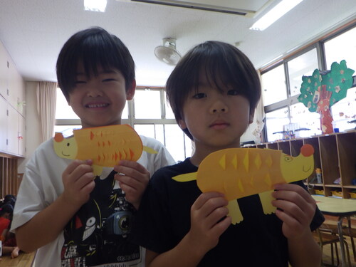 はりねずみの製作を楽しむ子ども (5)