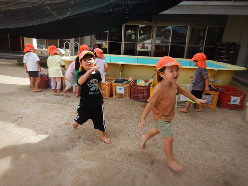 鬼ごっこをする子ども (2)
