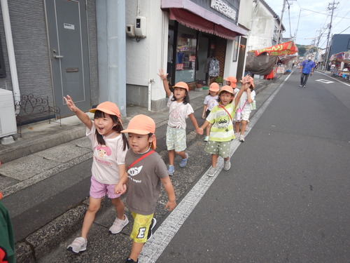 中日通りを歩く子ども２