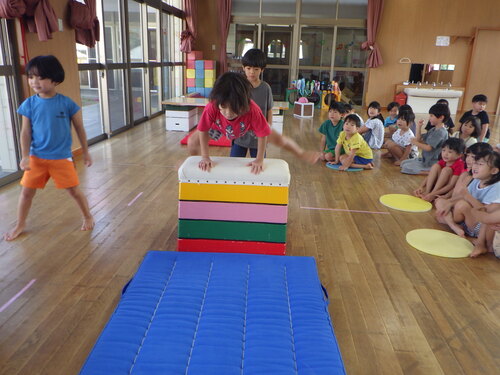 跳び箱を跳ぶ子ども