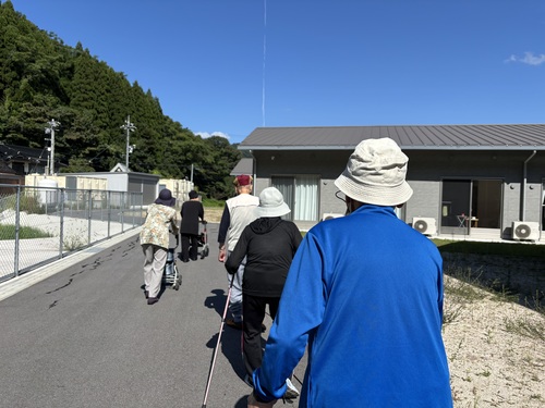 飛行機雲を見ながら歩行