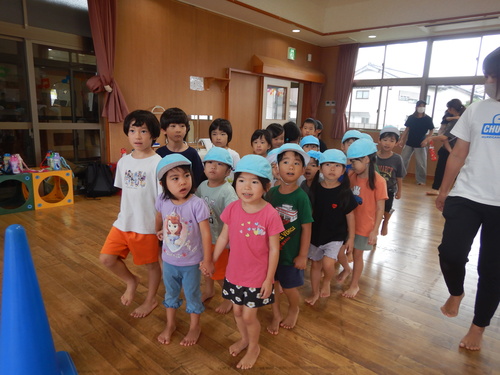 入場行進の練習をする子ども２