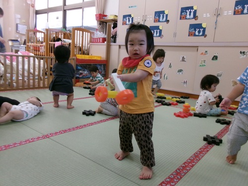 井形ブロックで遊んでいる