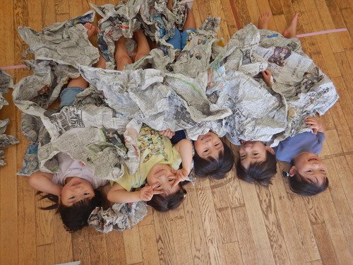 新聞紙遊びとかかし作り (5)