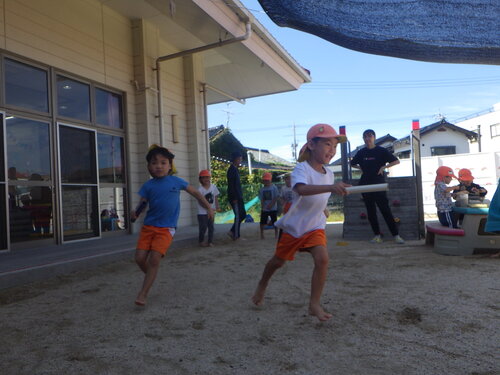 園庭で遊ぶ子ども6