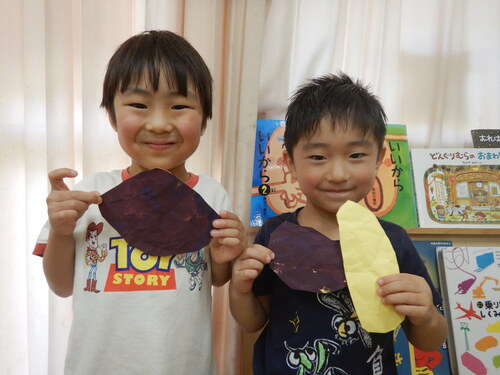 さつまいもを持っている子ども