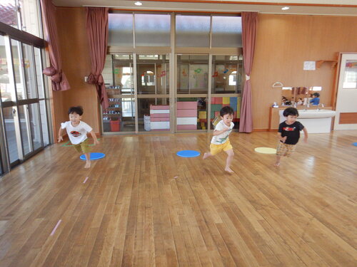 運動会の練習をする子ども (3)