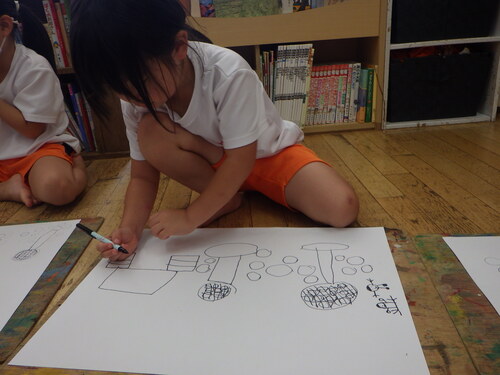 運動会の絵を描く子ども２