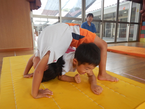 ブリッジをする子ども