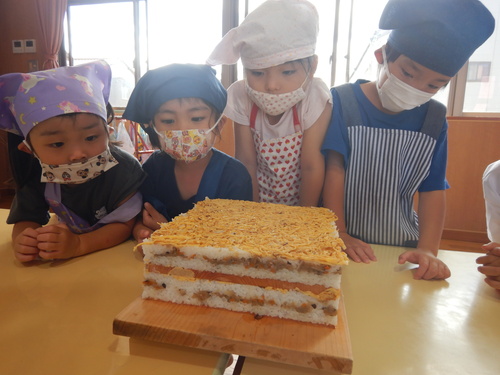 箱寿司を作っている様子 (1)