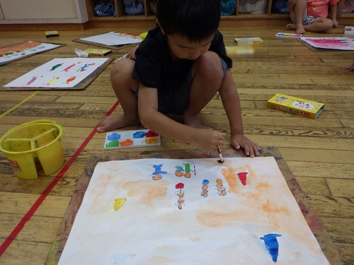 運動会の絵を描く子ども５