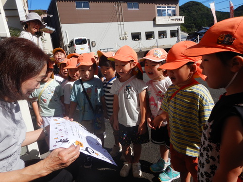 ポスターを渡す子ども (3)