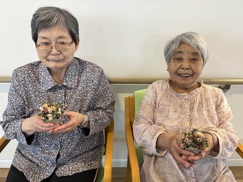 ドライフラワーアレンジメント完成FさんとHさん