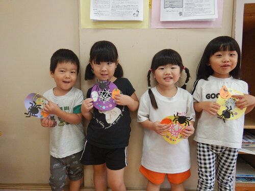 ハロウィン製作をする子ども (1)