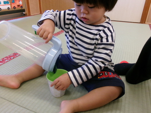 おままごとで遊んでいる