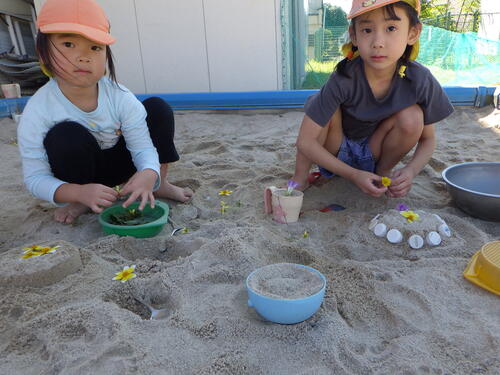 おままごとをする子ども