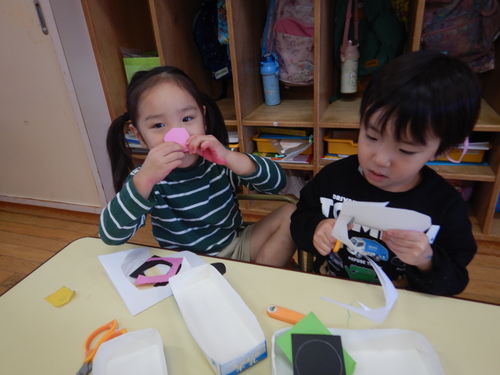 衣装づくりをする子ども (1)