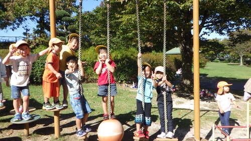 遊具で遊ぶ様子３