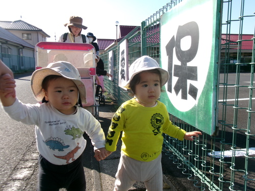 手を繋いで歩いている